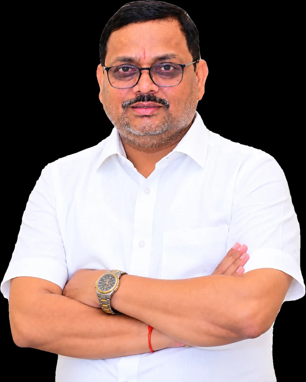 सफ़ेद कमीज़ में हाथ बाँधे खड़े विनोद कुमार उपाध्याय