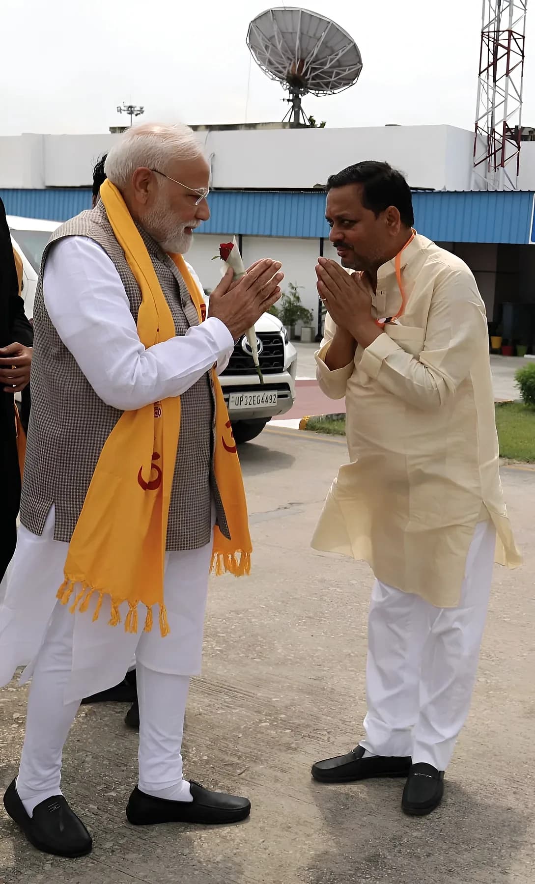 माननीय प्रधानमंत्री श्री नरेंद्र मोदी जी का हाथ जोड़कर अभिवादन करते हुए विनोद कुमार उपाध्याय
