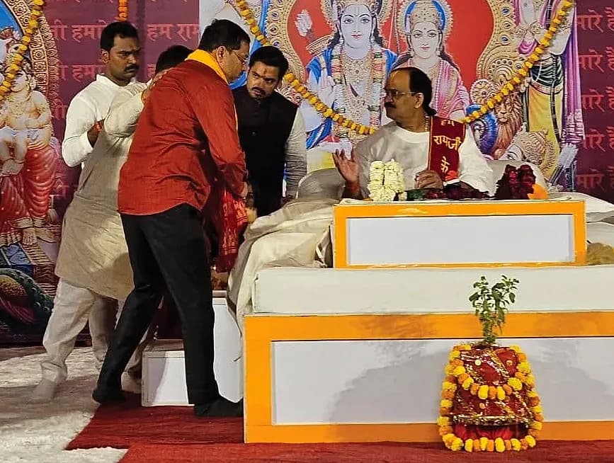 धार्मिक-सांस्कृतिक आयोजन के मंच पर बैठे अतिथि का अभिवादन करते हुए विनोद कुमार उपाध्याय