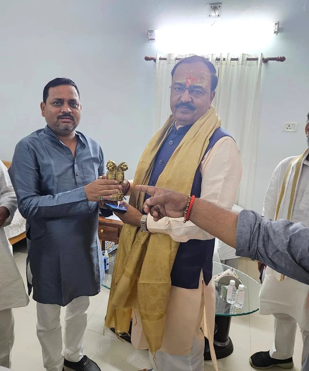 बैठक के दौरान सुनहरा अंगवस्त्र धारण किए उपमुख्यमंत्री श्री केशव प्रसाद मौर्य जी स्मृति-चिह्न ग्रहण करते हुए